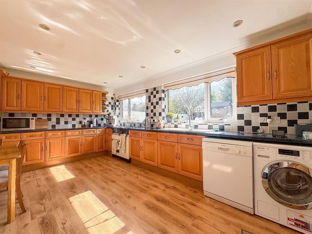 Property photo 2 of 22 Kitchen/Diner