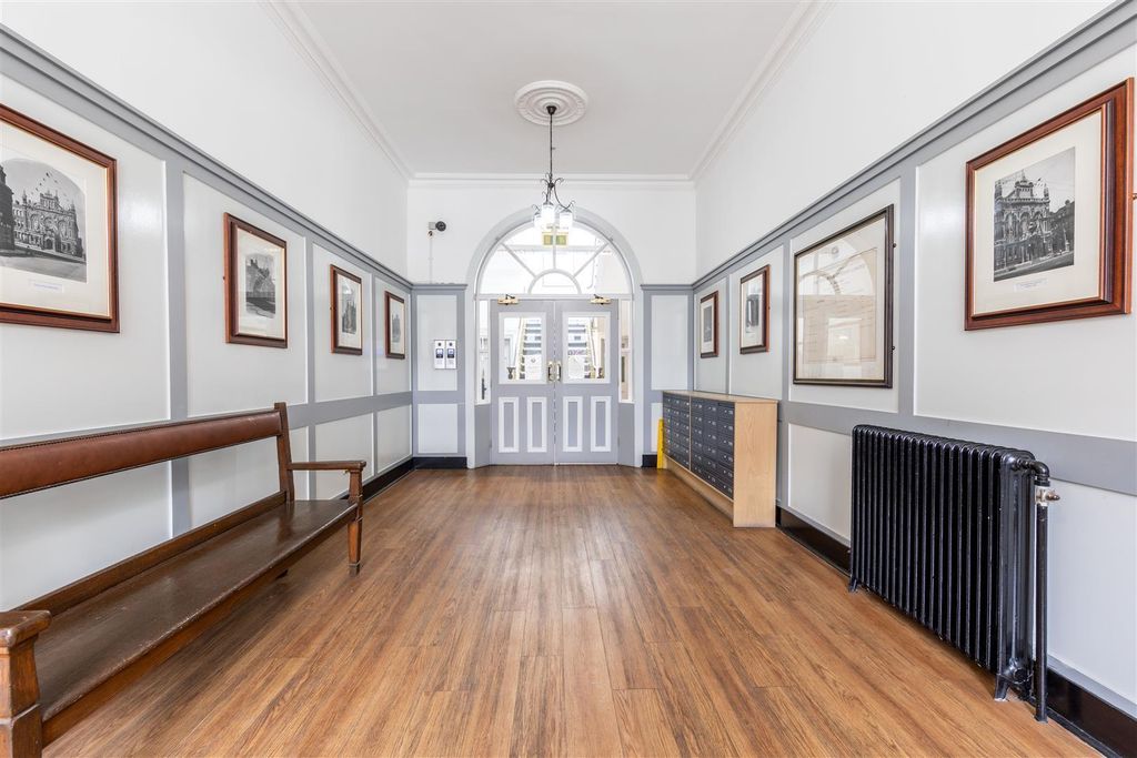 Property photo 2 of 20 Adelaide Road, E10
