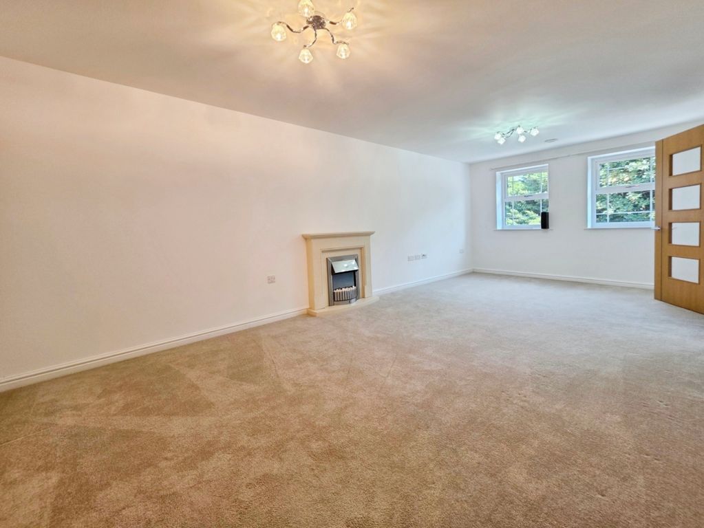 Property photo 2 of 13 Living/Dining Room