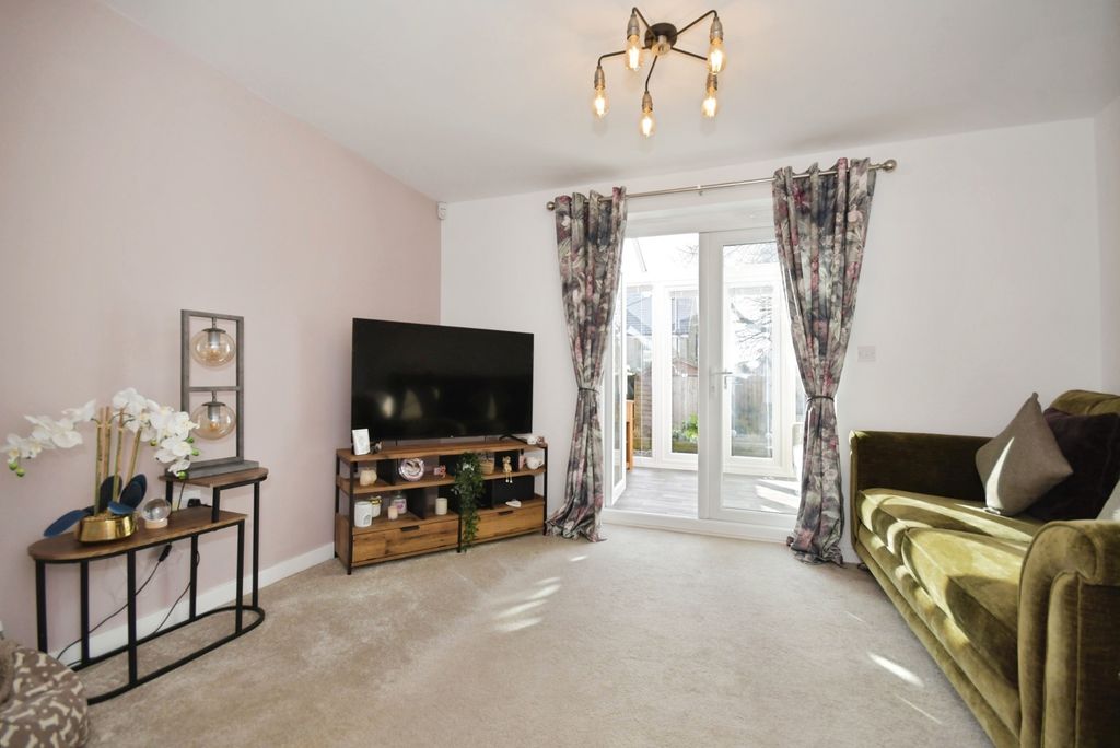 Property photo 2 of 17 Lounge