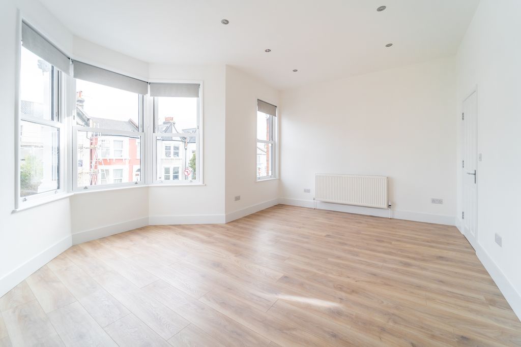 Property photo 2 of 10 Ndb03657