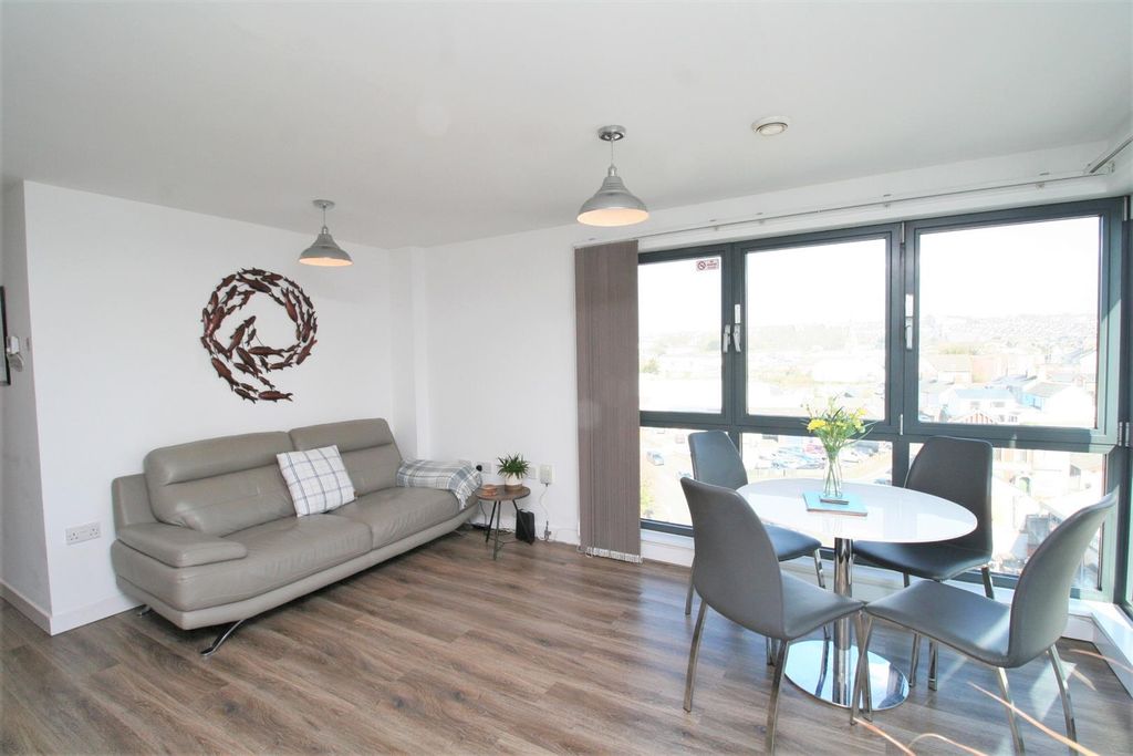 Property photo 3 of 11 Living Room (2)