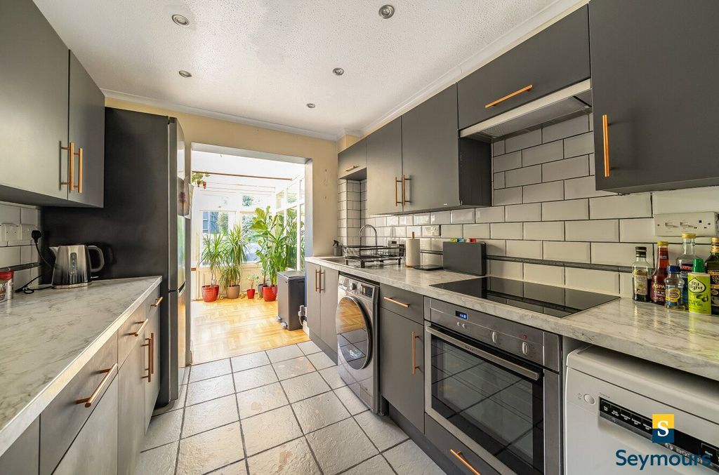 Property photo 3 of 16 Kitchen