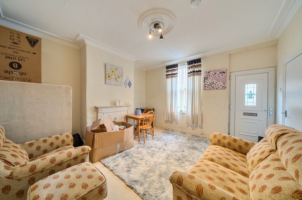 Property photo 3 of 11 Lounge