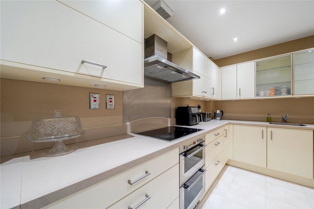 Property photo 2 of 9 Kitchen