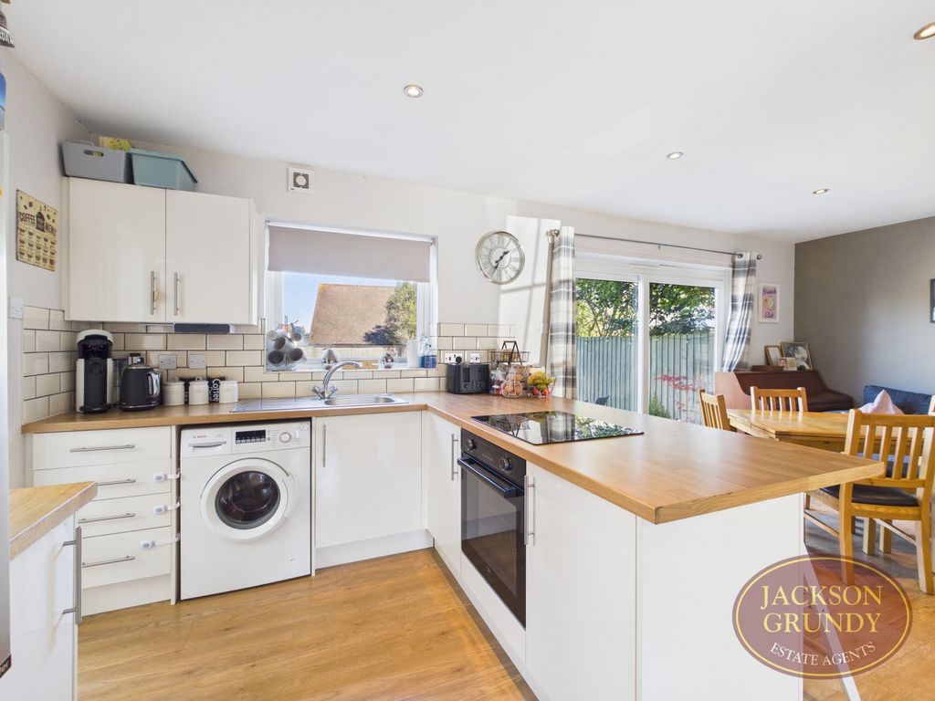 Property photo 3 of 14 Woodland Close