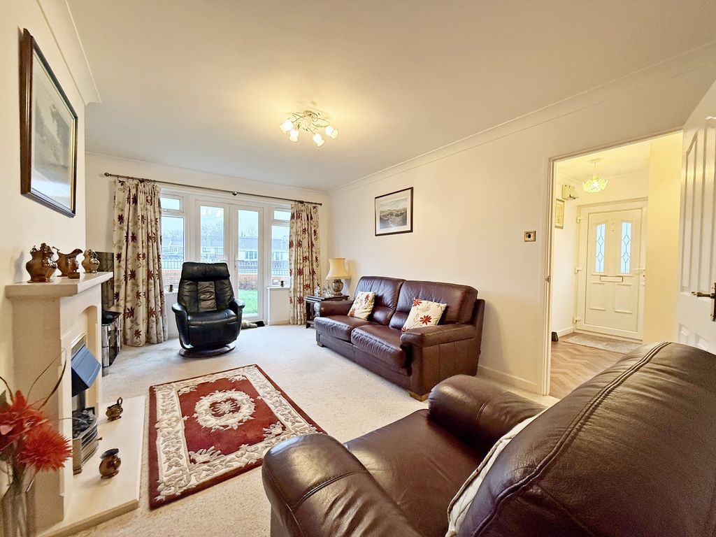 Property photo 3 of 18 Lounge