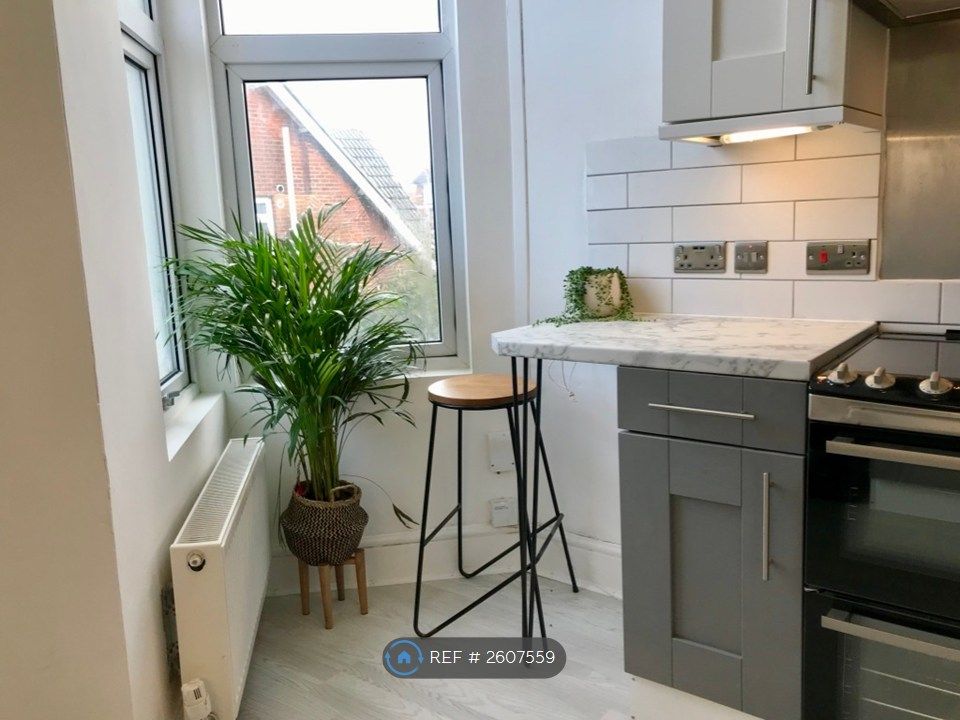 Property photo 1 of 12 Kitchen And Breakfast Bar