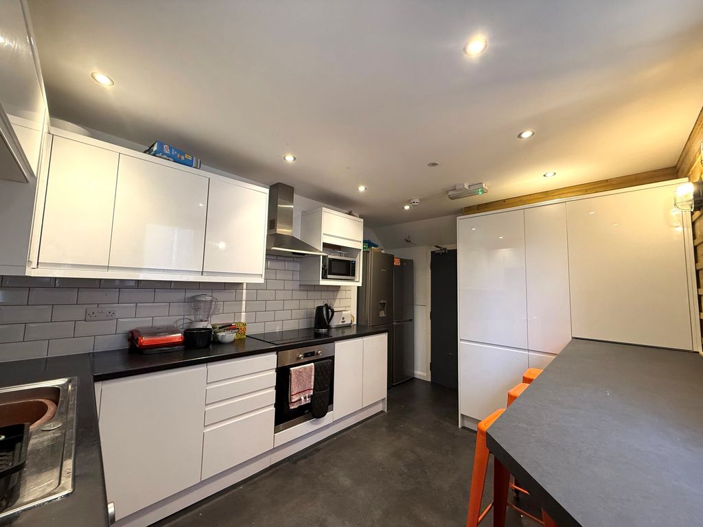 Property photo 3 of 11 Kitchen 2