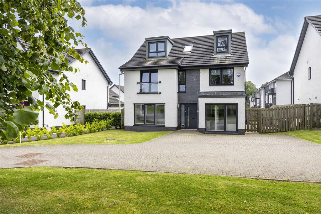 Property photo 1 of 46 4_Cyprian_Drive_Lenzie_002.Jpg