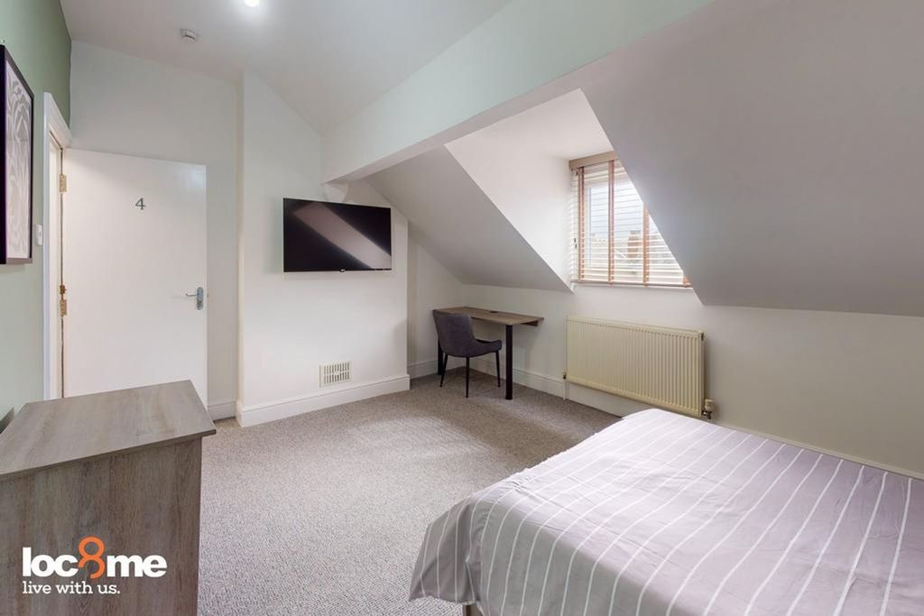 Property photo 2 of 13 A Bright And Spacious Double Bedroom Featuring A d...