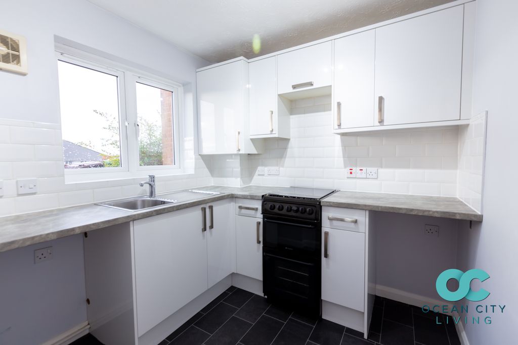 Property photo 3 of 17 Kitchen