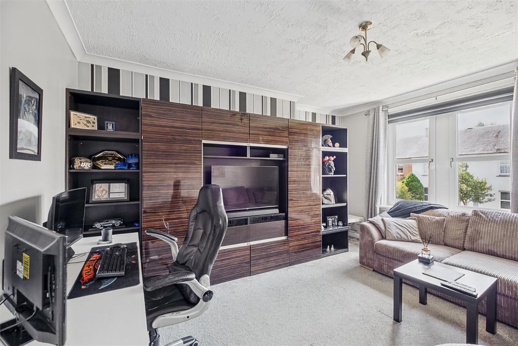 Property photo 3 of 17 Hillside Crescent-9.Jpg
