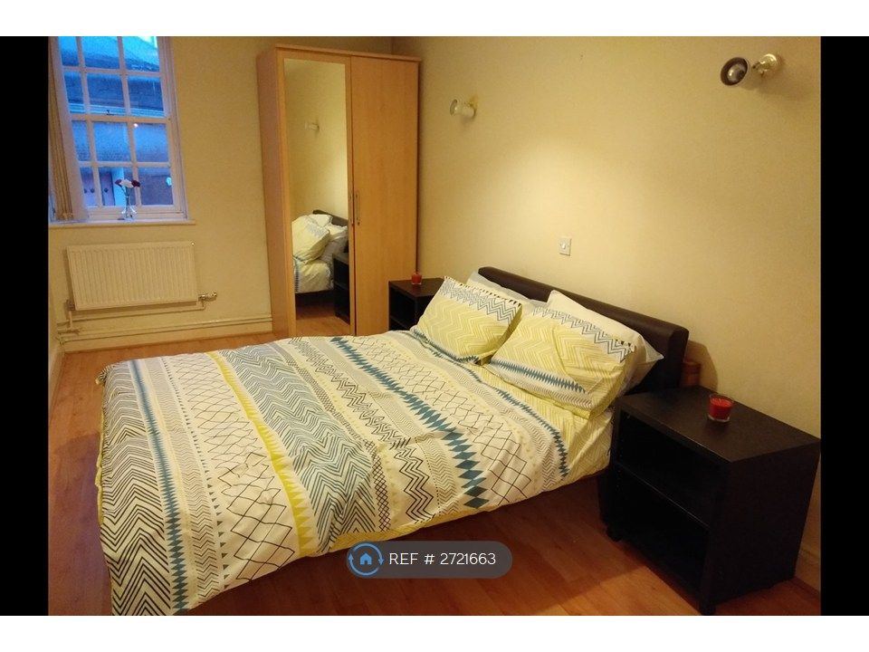 Property photo 1 of 8 Large Bedroom