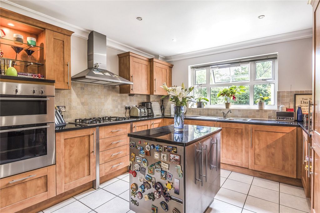Property photo 2 of 11 Kitchen