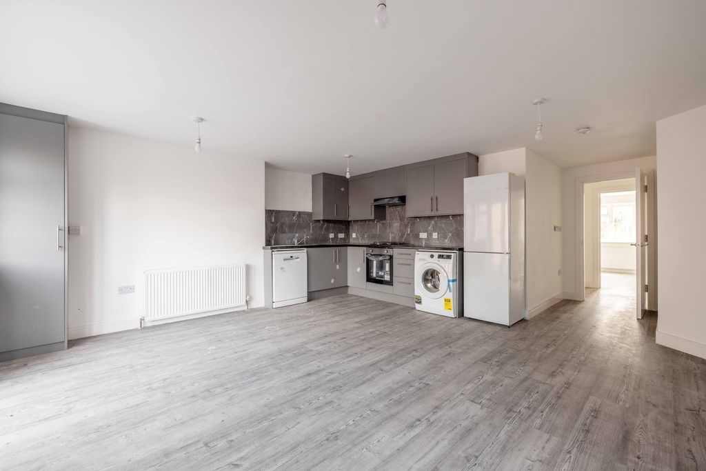 Property photo 1 of 10 Kitchen Lounge