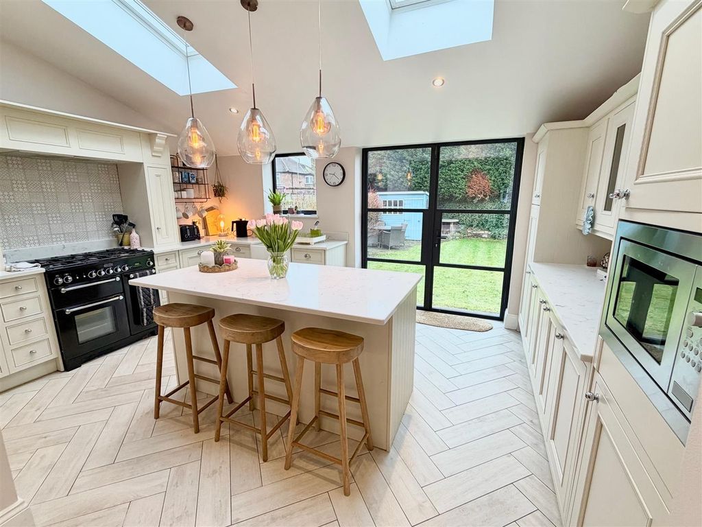 Property photo 2 of 32