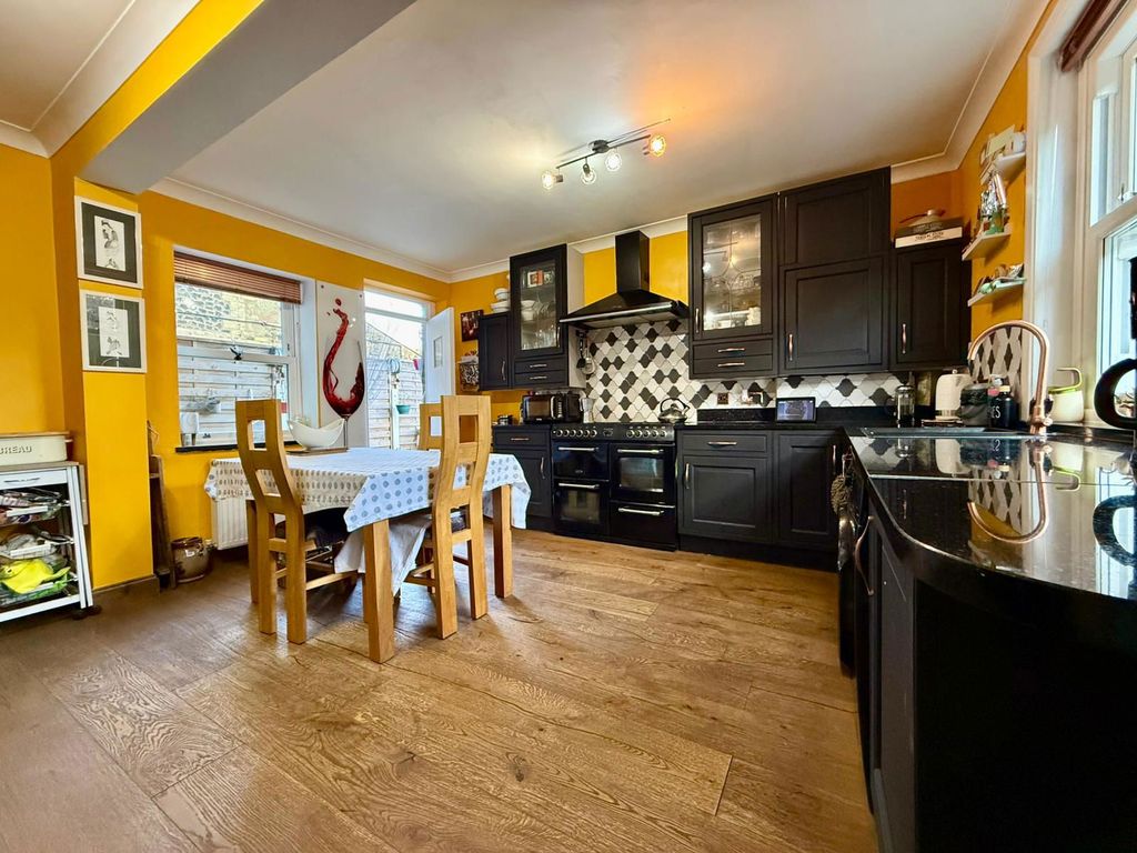 Property photo 3 of 25