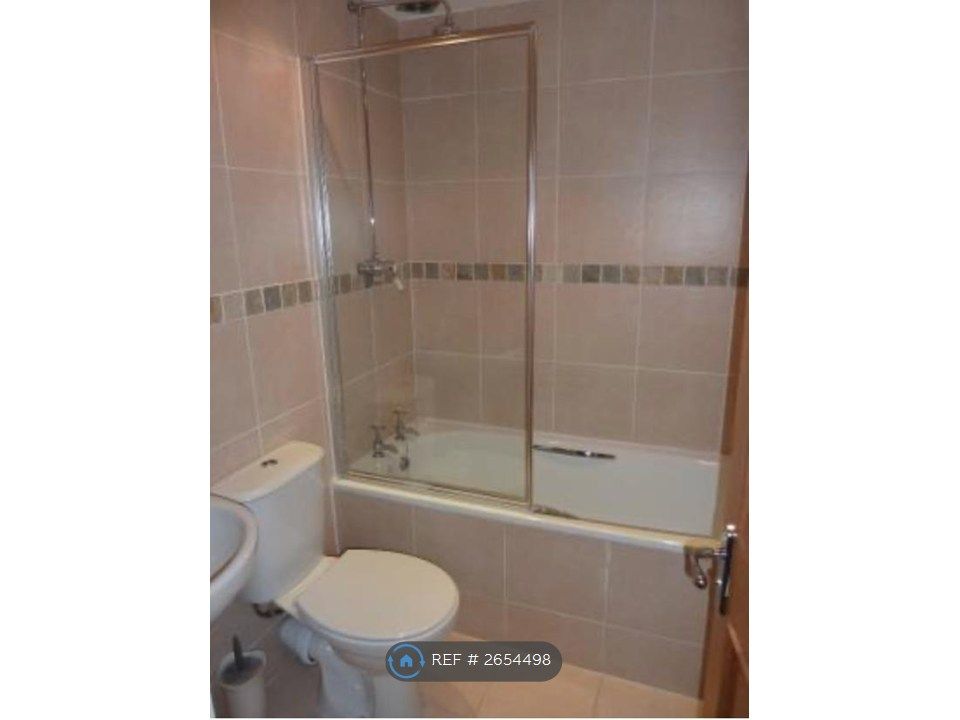 Property photo 3 of 9 Big Ensuite Rooms, Power Showers & Big Smart Tvs