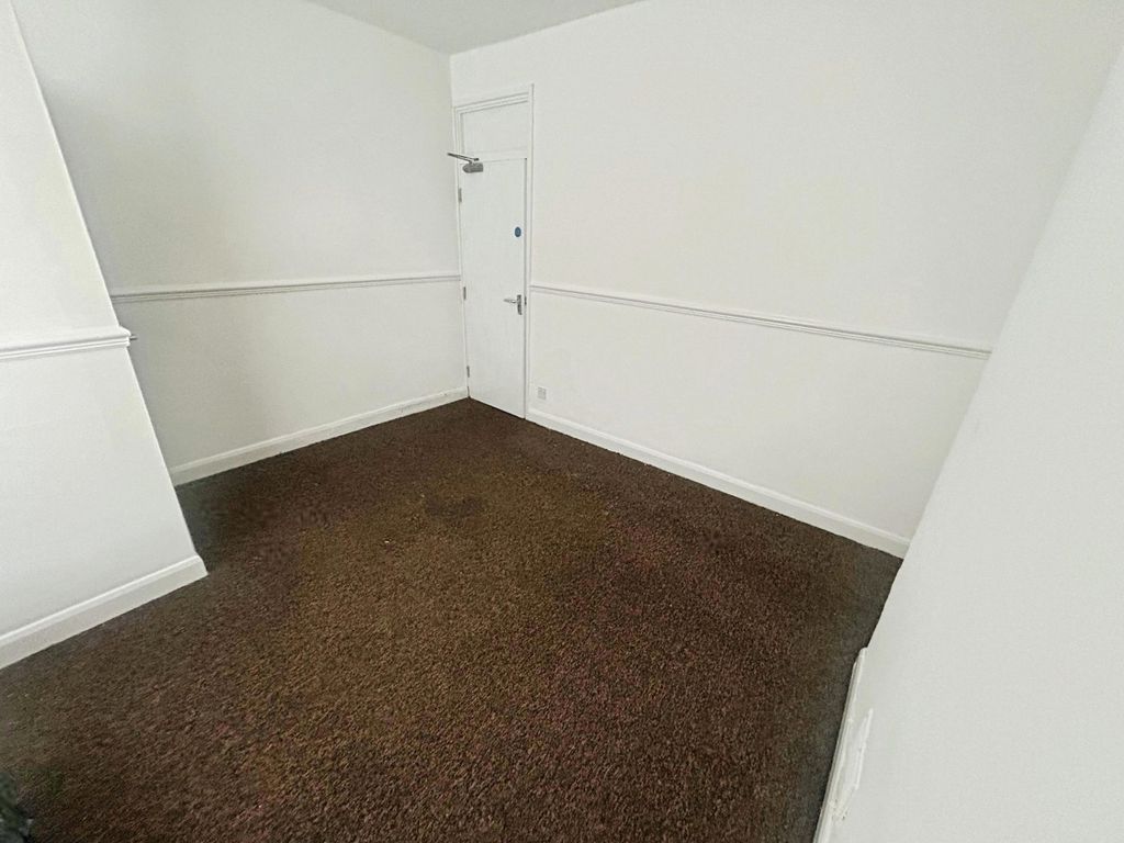 Property photo 3 of 8 Living 1