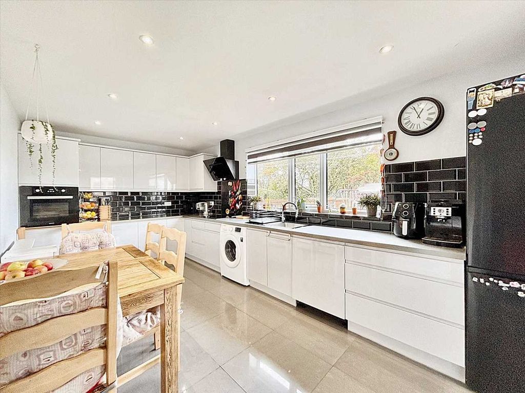 Property photo 2 of 28 Kitchen