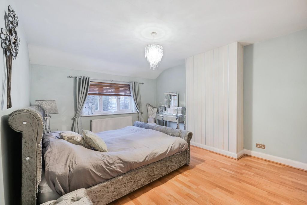 Property photo 3 of 12 Reigate Road (14).Jpg