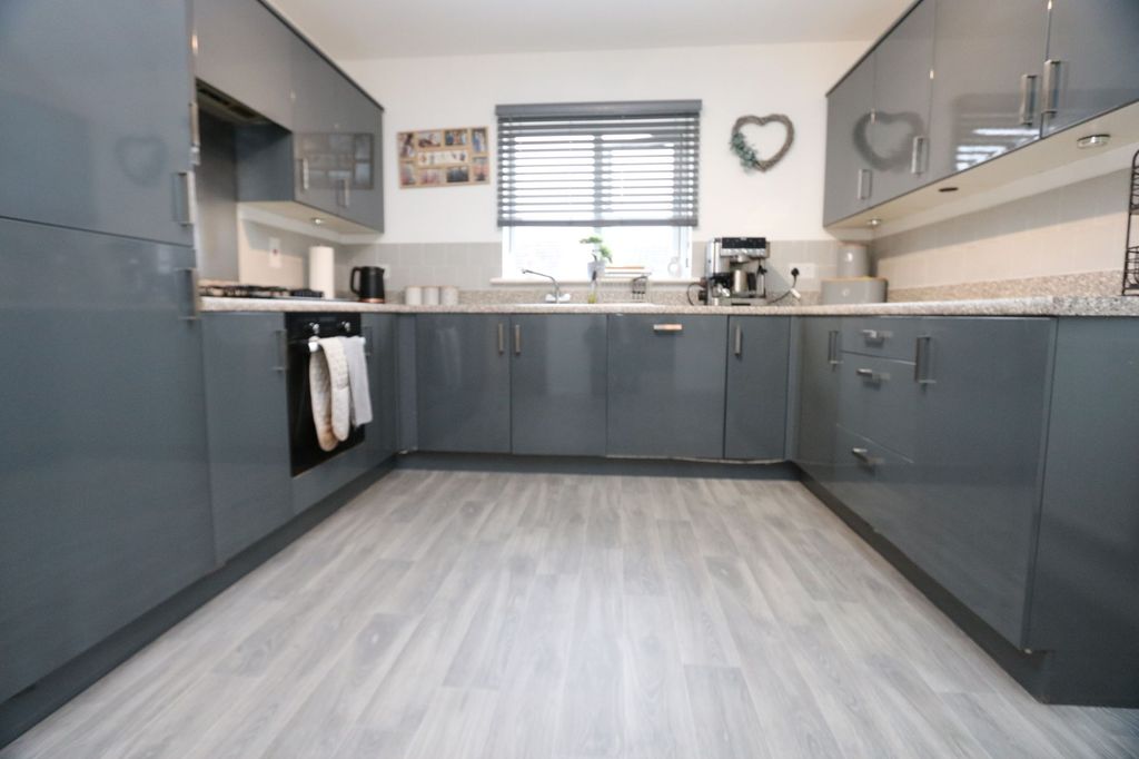 Property photo 3 of 28