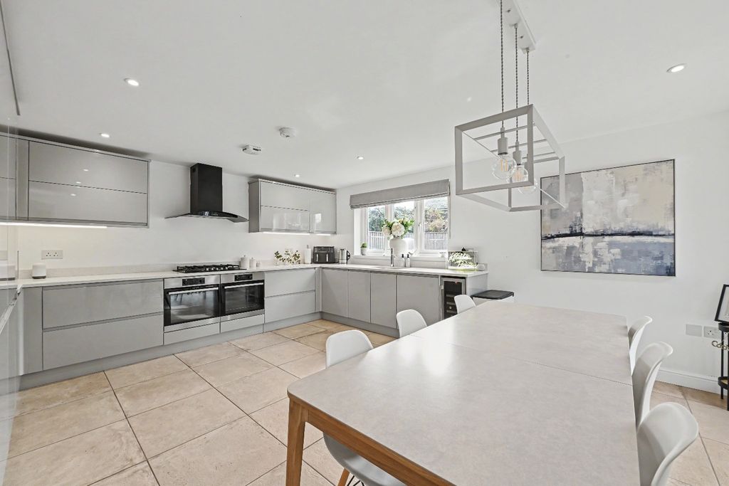 Property photo 3 of 24 5525323