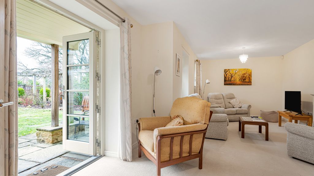 Property photo 2 of 18 Sitting Area