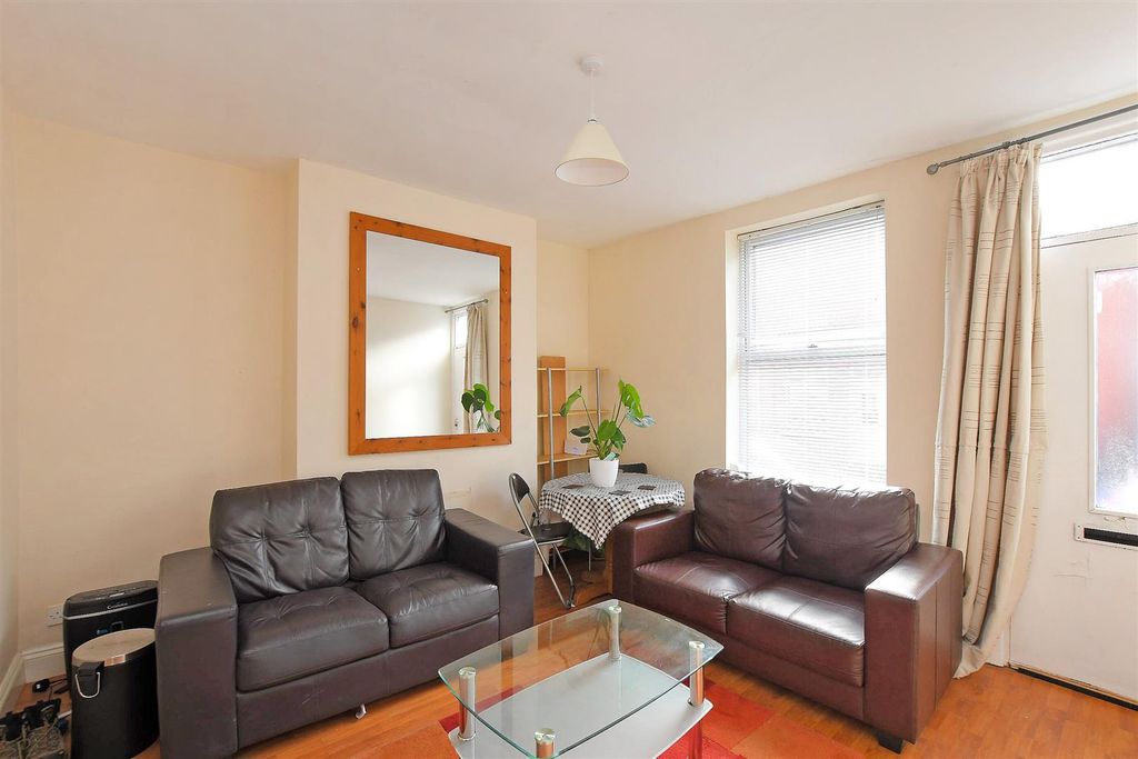 Property photo 3 of 11 39 Toyne St - Living Room, 3.Jpg