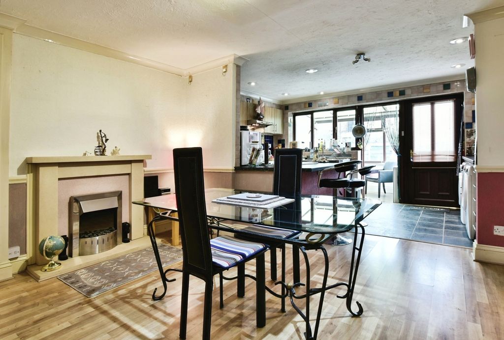 Property photo 3 of 25 Pbox-Img.Jpg