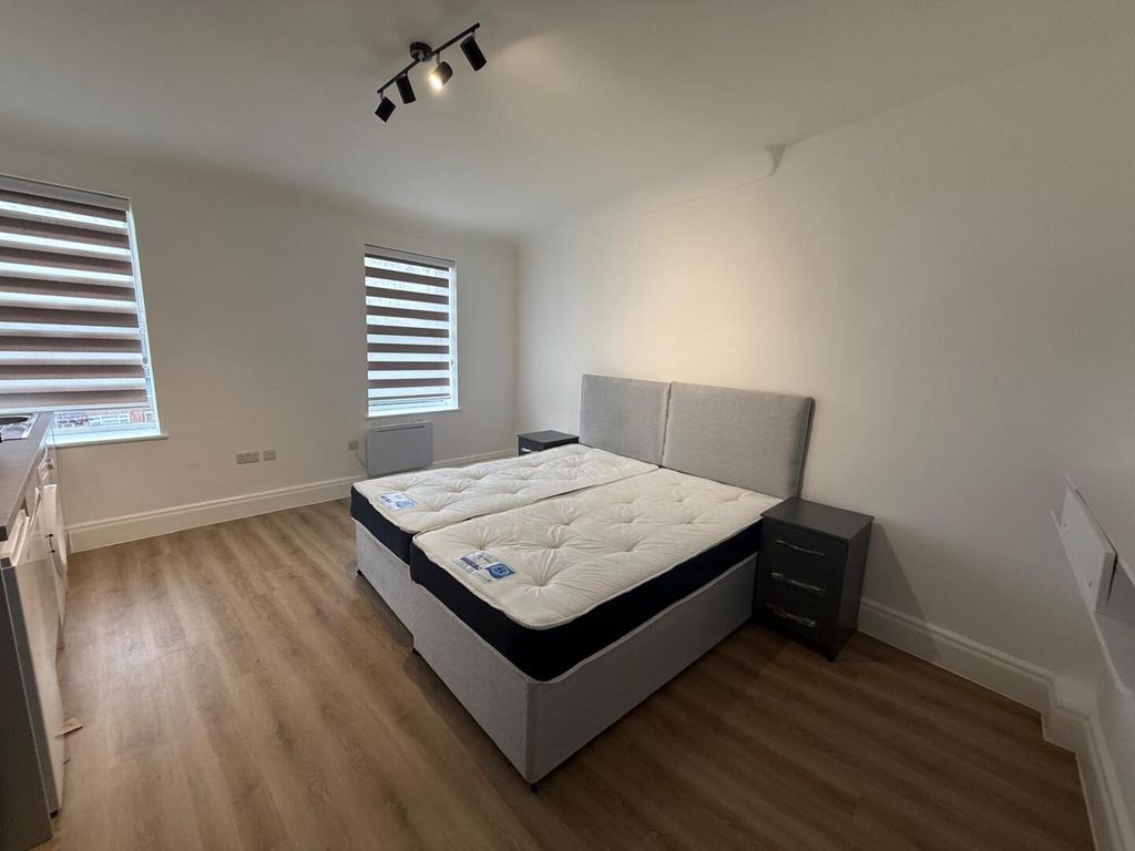 Property photo 2 of 6 Bedroom