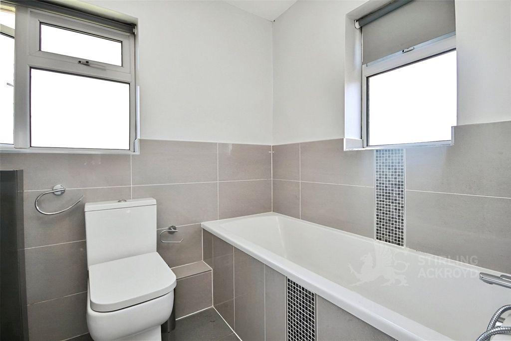 Property photo 3 of 10 Bathroom