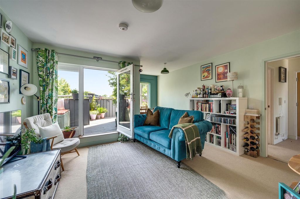 Property photo 2 of 12 Daniels_132 Mayo Road Harlesden Nw10_007.Jpg