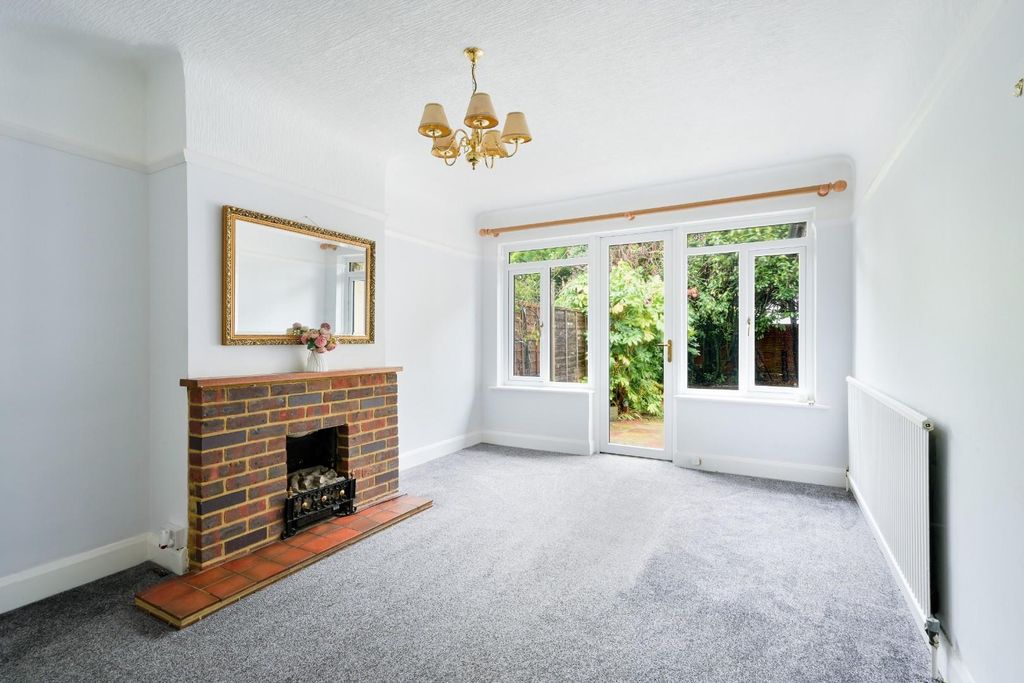 Property photo 2 of 15 Oakley Gardens,  (1).Jpg