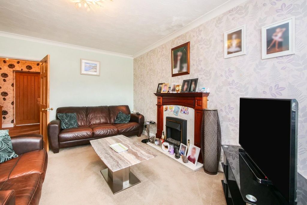 Property photo 2 of 22 Living Room