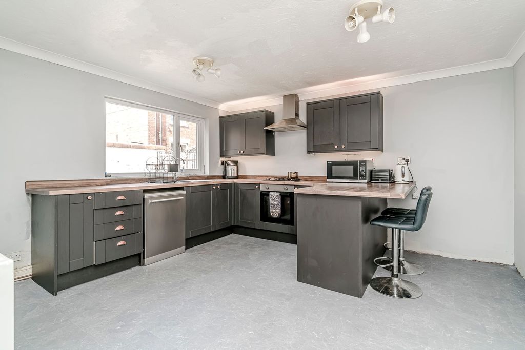Property photo 2 of 27