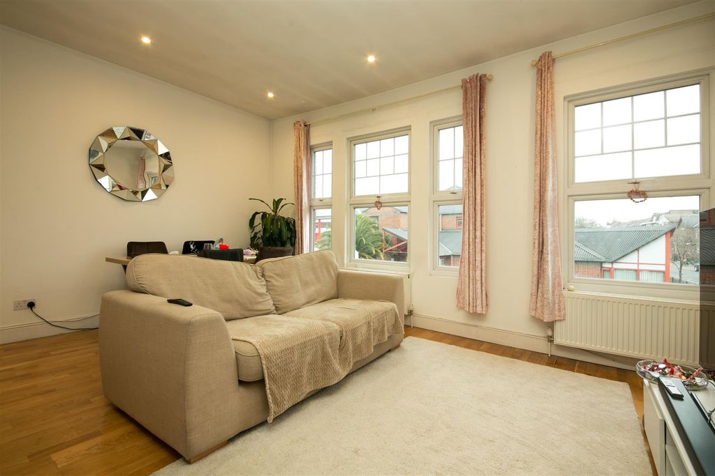 Property photo 1 of 8 Reception 3