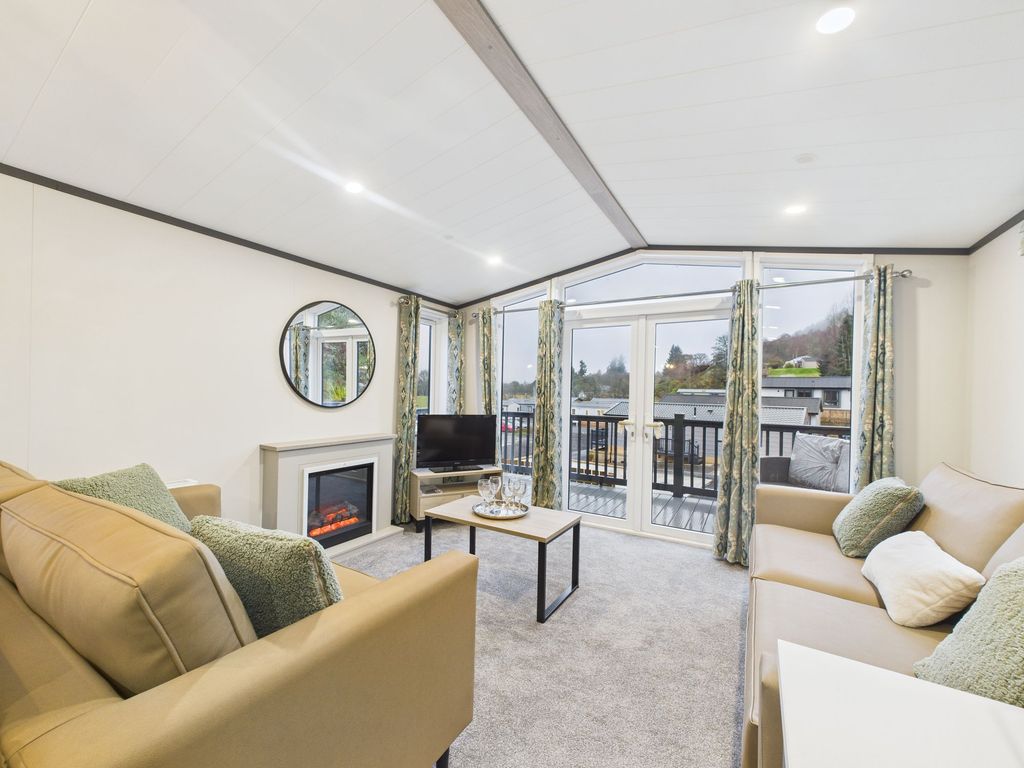 Property photo 2 of 21 Living Room