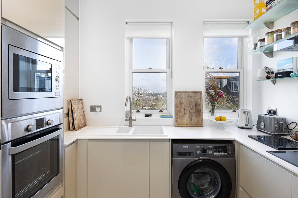 Property photo 3 of 11 Kitchen