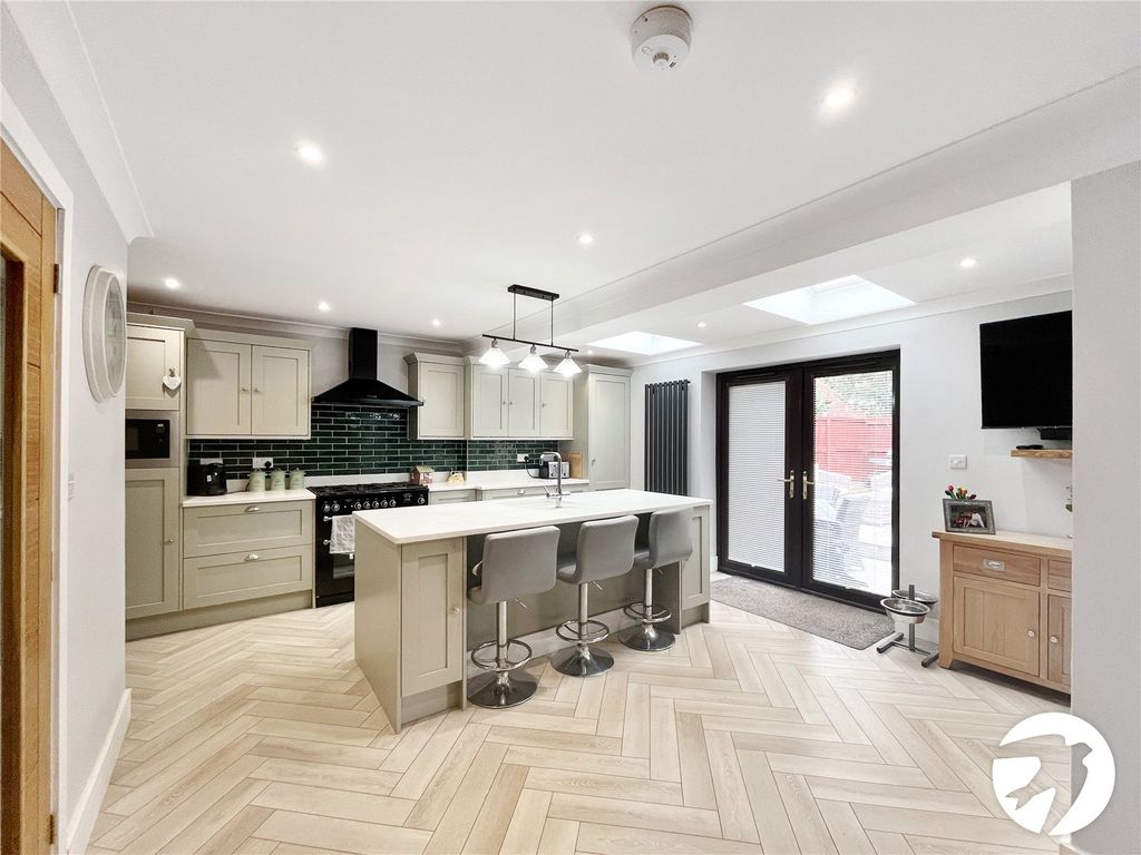 Property photo 2 of 17 Picture No. 27