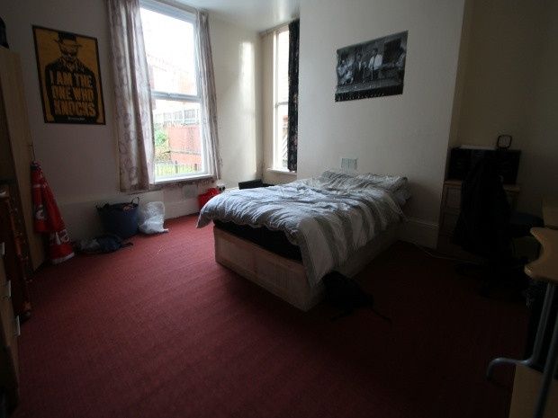 Property photo 2 of 7 Bright, Well-Proportioned Double Bedroom With Larg...
