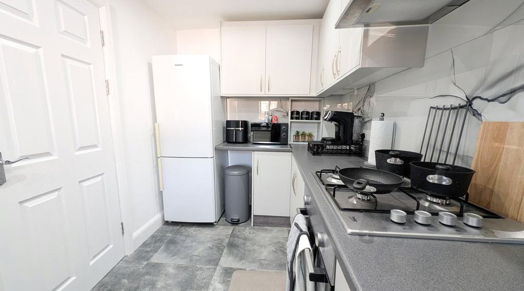 Property photo 3 of 6 Kitchen