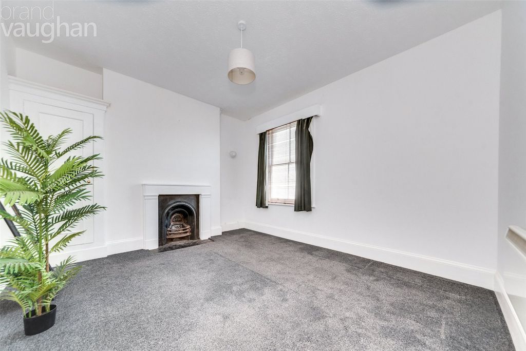 Property photo 3 of 6 Bedroom