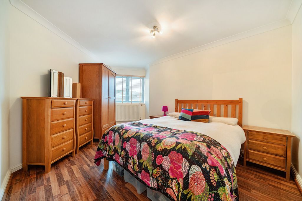 Property photo 1 of 23 1404529-18-697782...