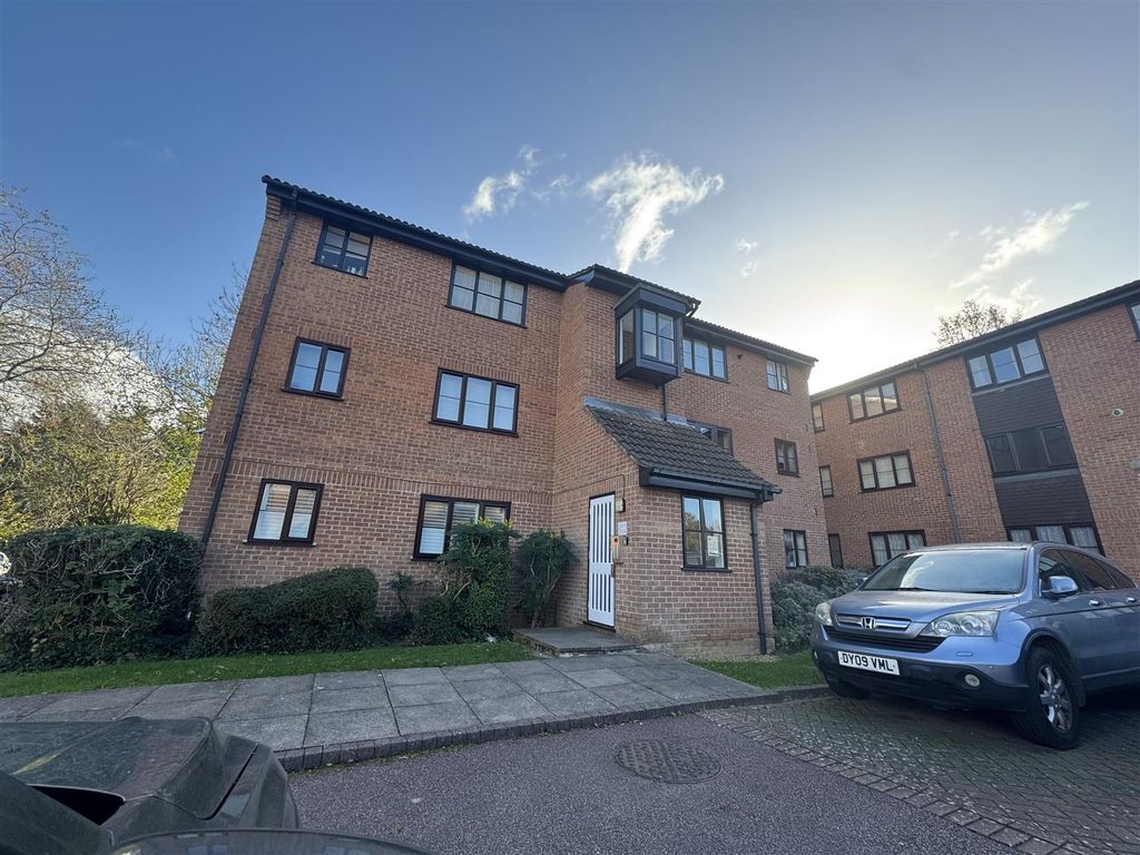 Property photo 1 of 6 Tempsford Close En2