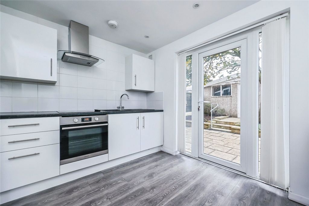 Property photo 2 of 19 Fitted Kitchen