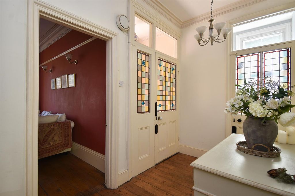 Property photo 3 of 32 Entrance Hall
