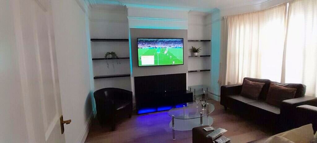 Property photo 1 of 12 Lounge