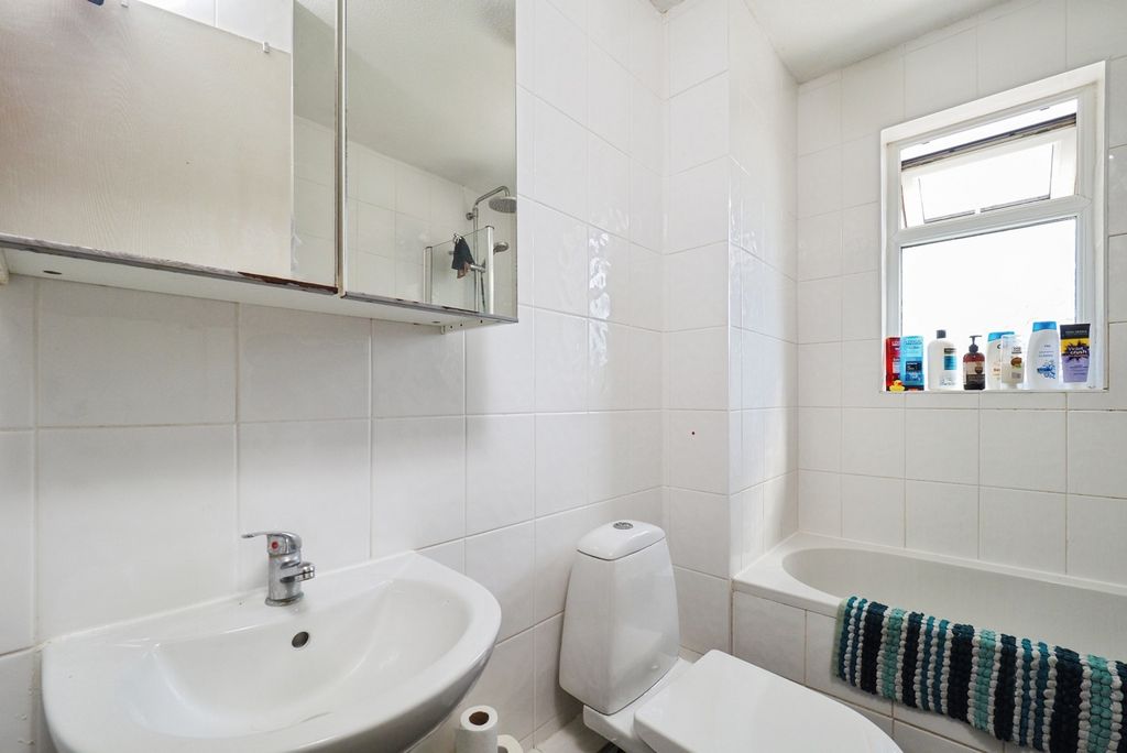Property photo 3 of 17 Bathroom